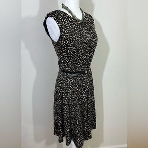 R & K. Sz 6 dress Fit & Flair. Has a tiny square pattern Black belt  Silky feel